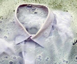 membersihkan kerah baju