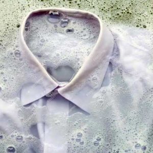 membersihkan kerah baju