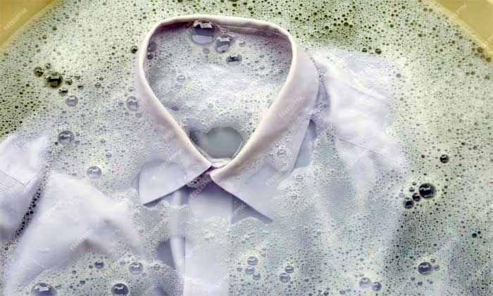 membersihkan kerah baju
