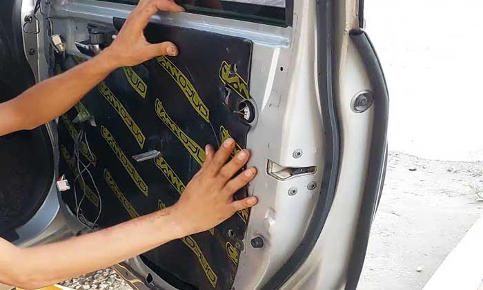 peredam mobil